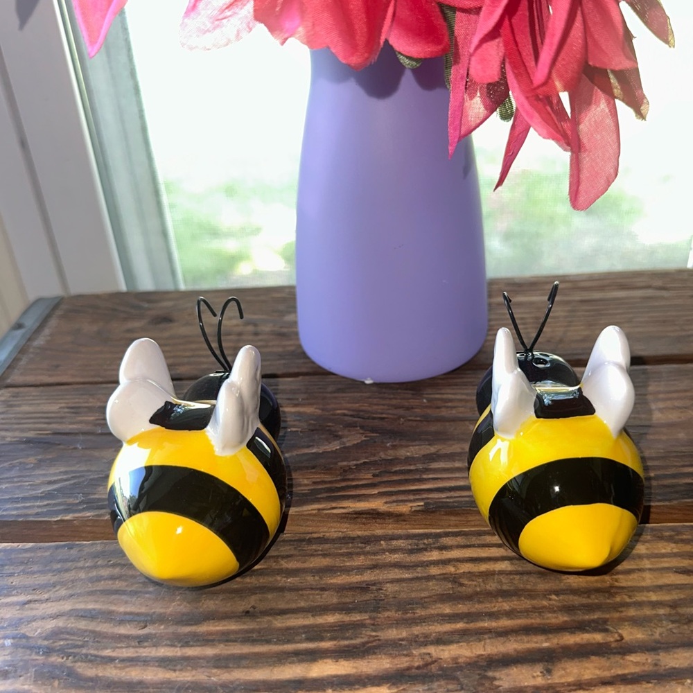 Busy Bumblebee Salt and Pepper Shakers - NIB - Picture 3 of 7